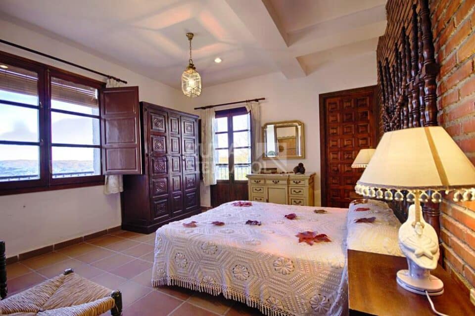 Dormitorio con cama de matrimonio de Casa rural en Alcaucín (Málaga)-3418