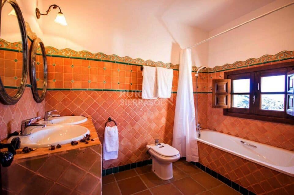Baño con bañera de Casa rural en Alcaucín (Málaga)-3418