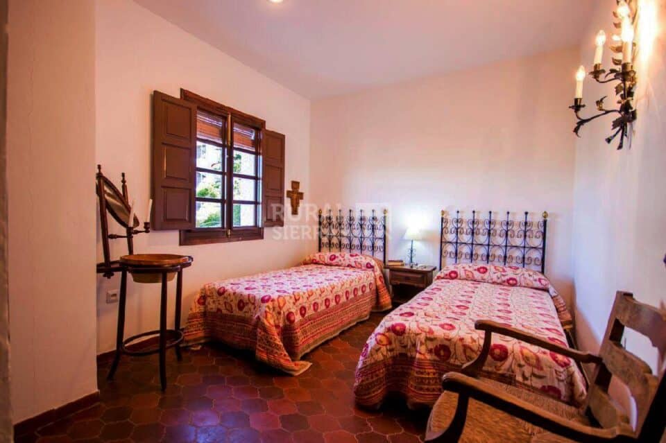 Dormitorio con dos camas dobles de Casa rural en Alcaucín (Málaga)-3418
