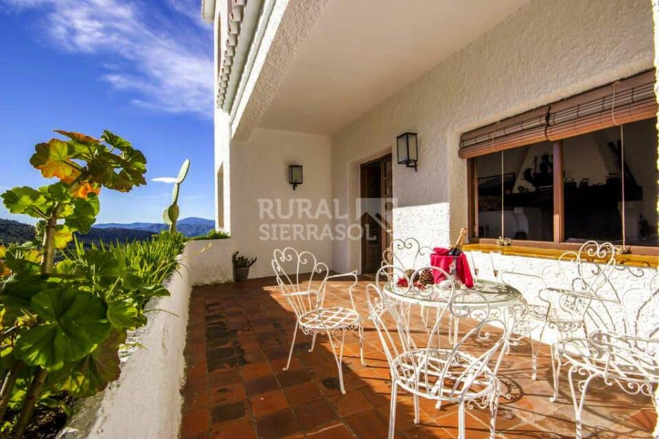 Terraza con mesa de Casa rural en Alcaucín (Málaga)-3418