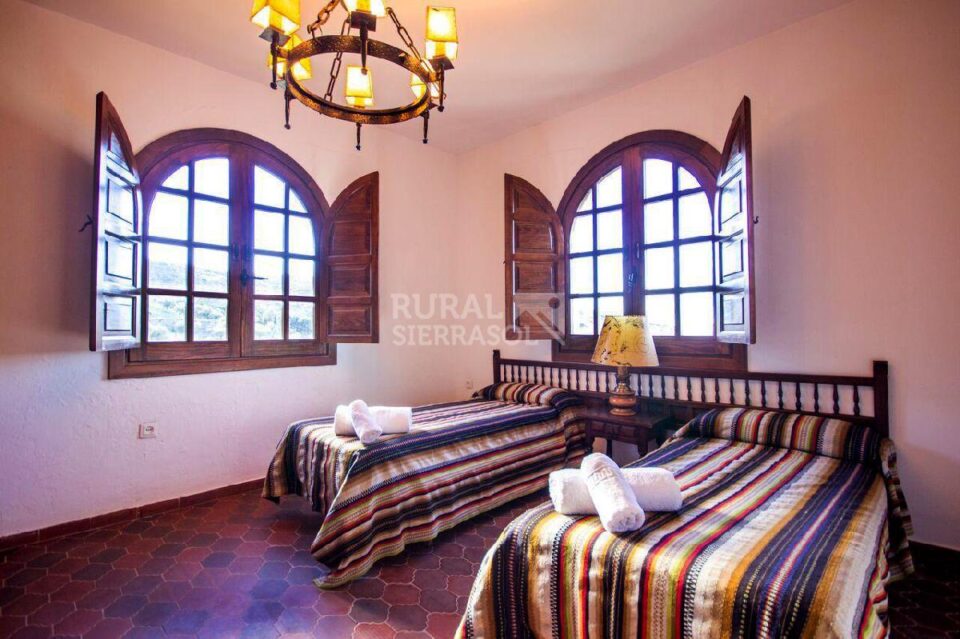 Dormitorio con dos camas individuales de casa rural en Alcaucín (Málaga)-3418