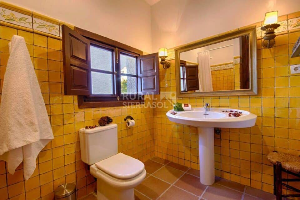 Baño de color amarillo de Casa rural en Alcaucín (Málaga)-3418