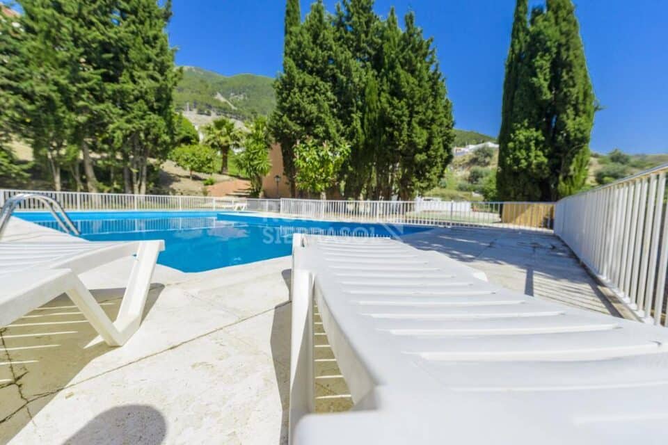 Piscina vallada con tumbonas de Casa rural en Alcaucín (Málaga)-3418