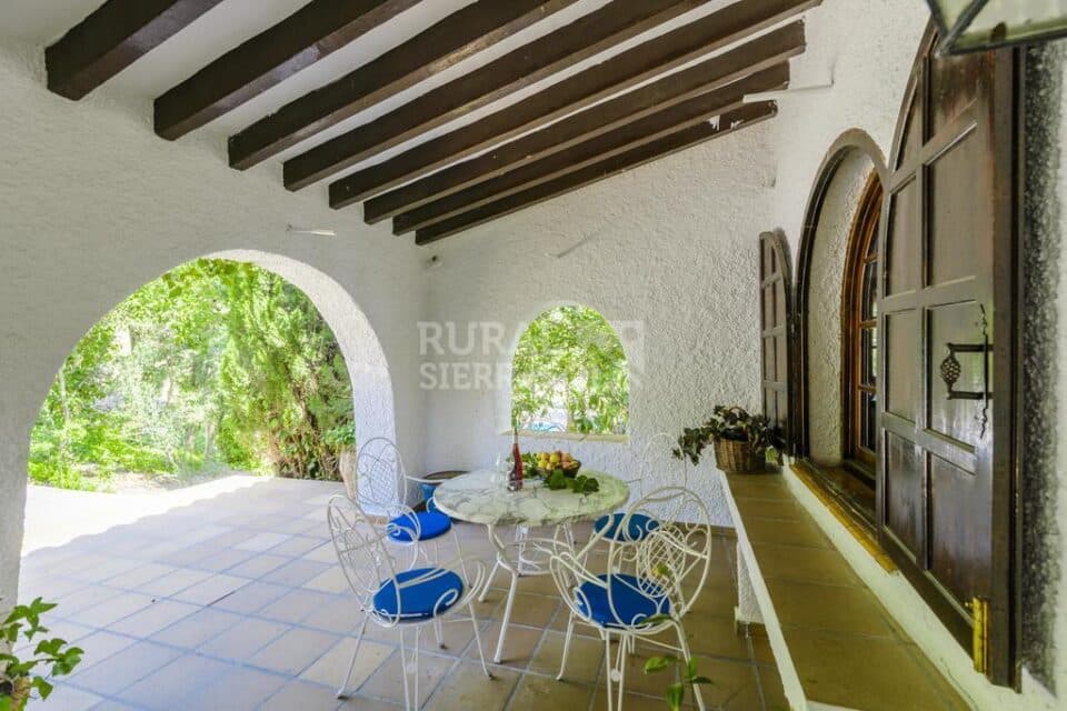 Porche con mesa de Casa rural en Alcaucín (Málaga)-3418