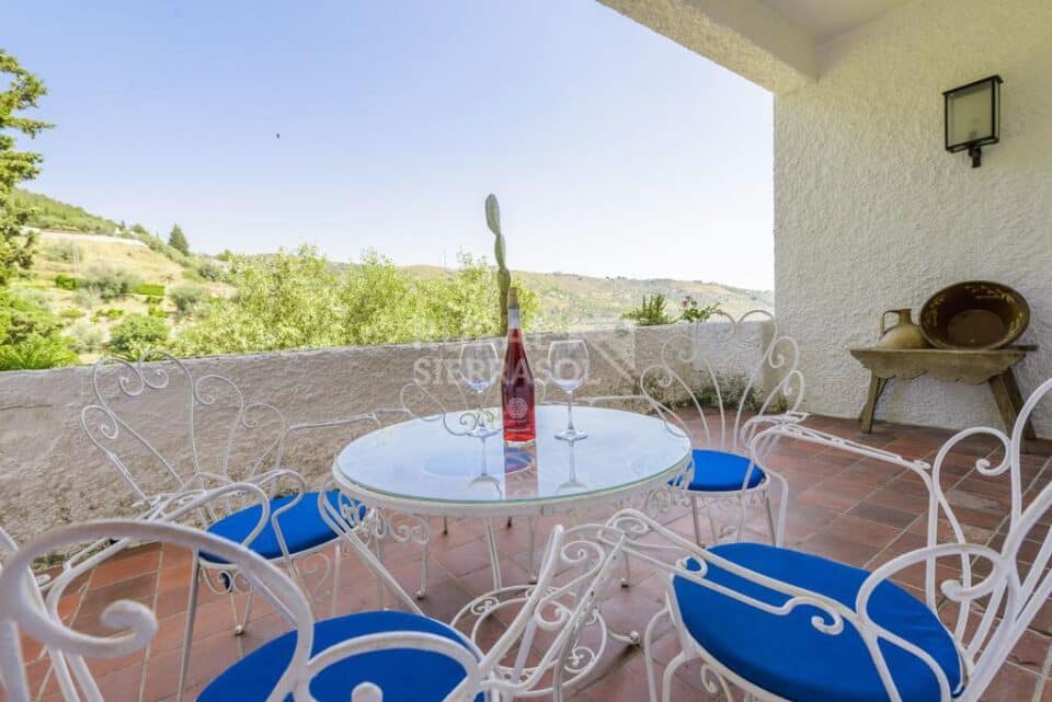 Terraza con mesa de Casa rural en Alcaucín (Málaga)-3418