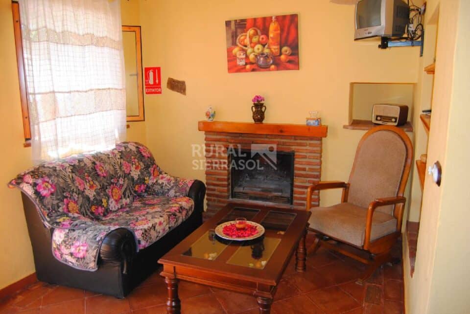 Chimenea y sofá de Casa rural en Antequera (Málaga)-3421