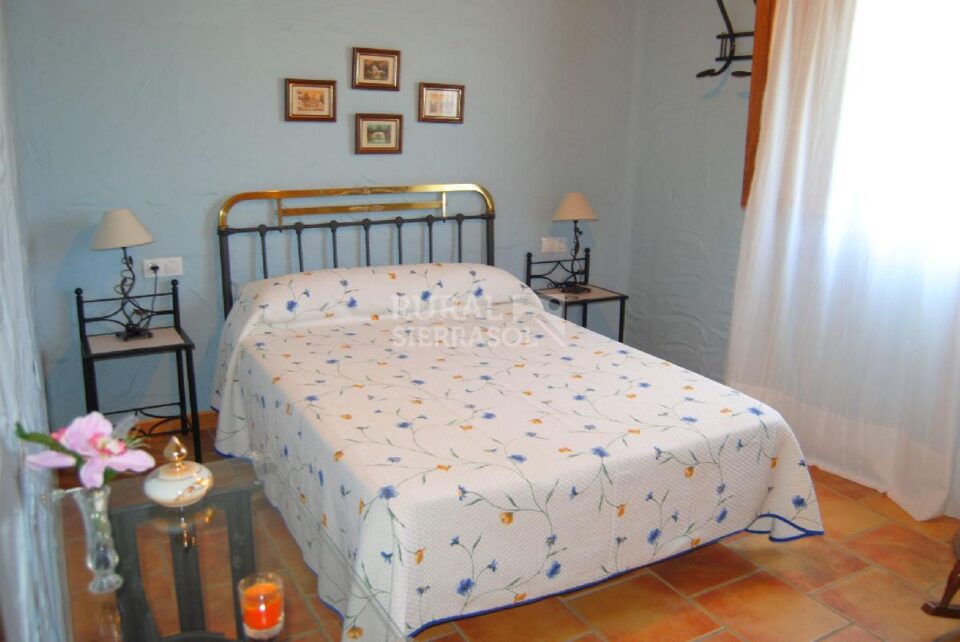 Dormitorio con cama de matrimonio de Casa rural en Antequera (Málaga)-3421