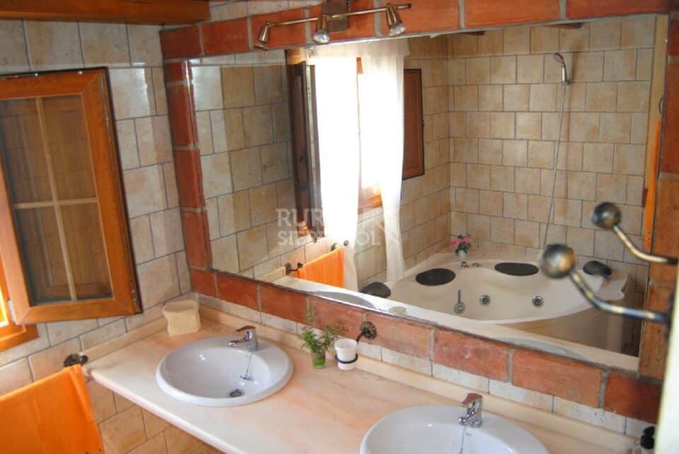 Baño con bañera hidromasaje de Casa rural en Antequera (Málaga)-3421