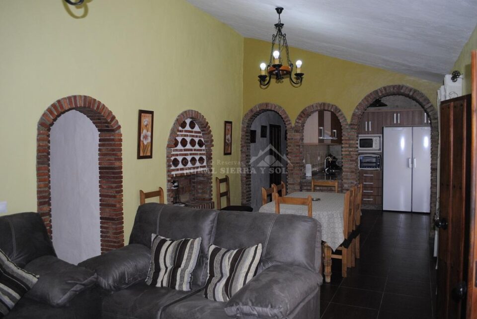 Acogedora Casa Rural en El Borge con piscina vallada, barbacoa, chimenea - Imagen 7