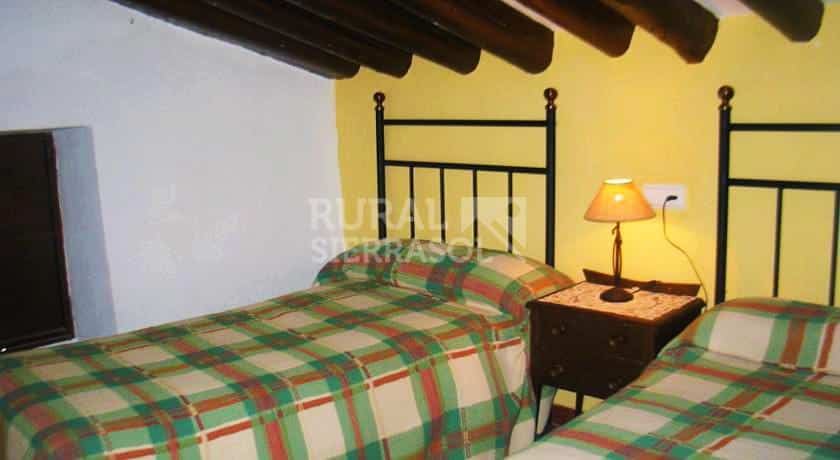 Dormitorio con dos camas de Casa rural en Alfarnate (Málaga)-3508