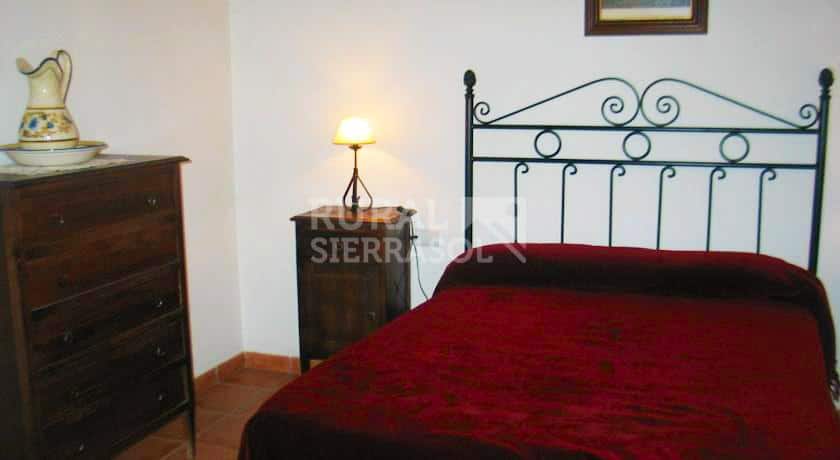 Dormitorio con cama de matrimonio de Casa rural en Alfarnate (Málaga)-3508