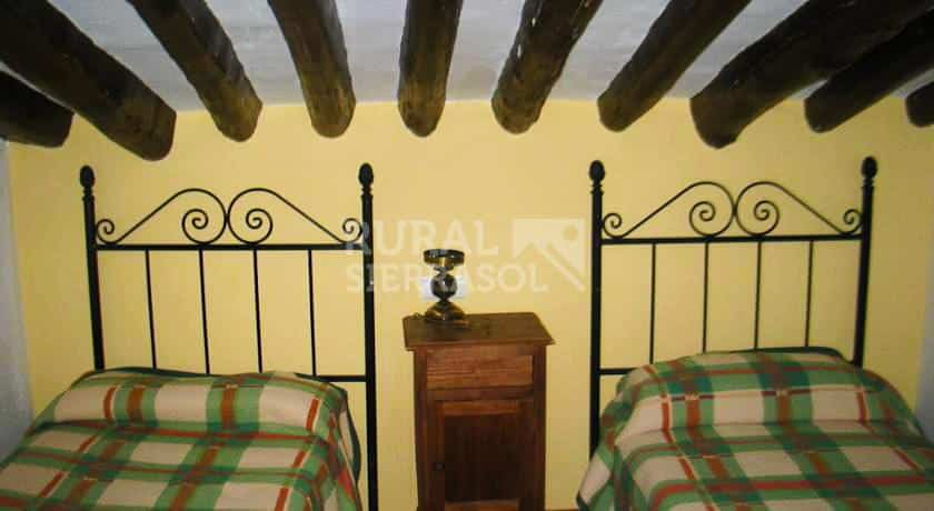Dormitorio con dos camas individuales de Casa rural en Alfarnate (Málaga)-3508