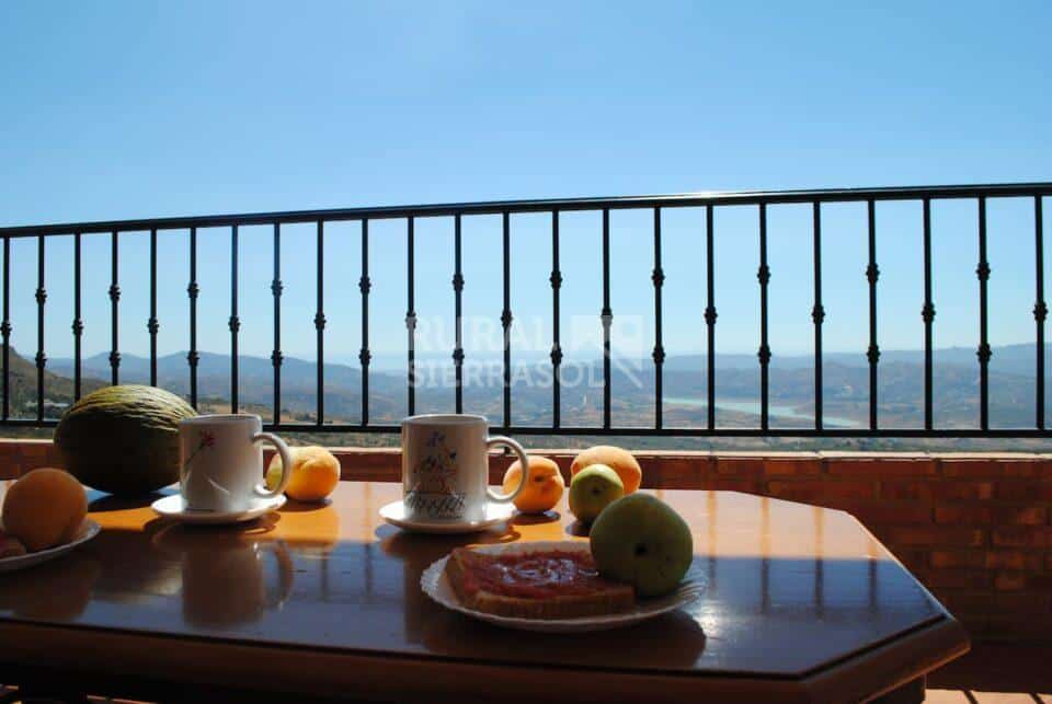 Terraza con tostada de casa rural en Periana (referencia 1003)
