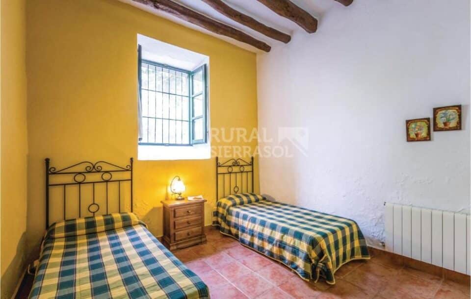 Habitación con dos camas individuales de Casa rural en Cuevas del Becerro (Málaga)-1091