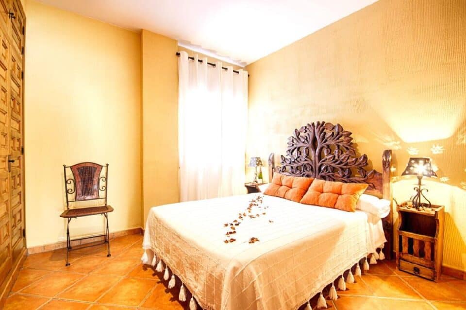 Dormitorio con cama doble de Casa rural en Alcaucín (Málaga)-3674