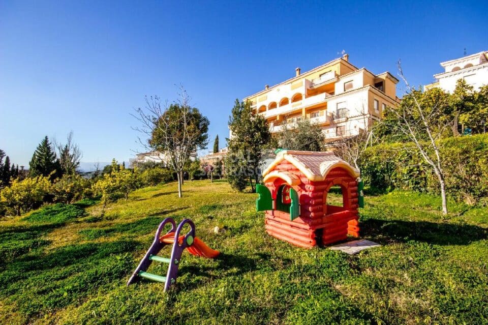 Jardín con elementos de entretenimiento infantil de Casa rural en Alcaucín (Málaga)-3674