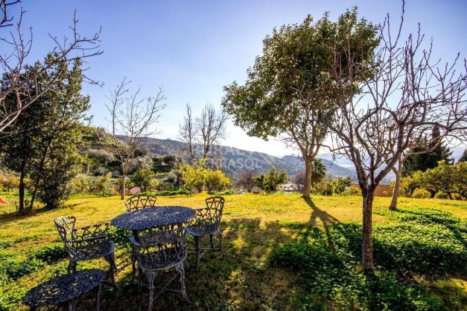 Jardín y mesa de exterior de Casa rural en Alcaucín (Málaga)-3674