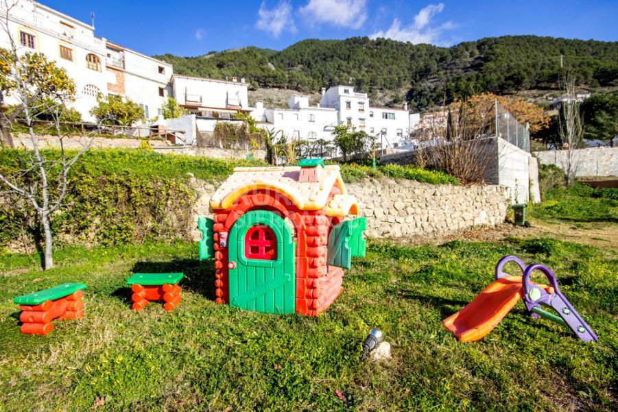 Jardín con elementos de entretenimiento infantil de Casa rural en Alcaucín (Málaga)-3674