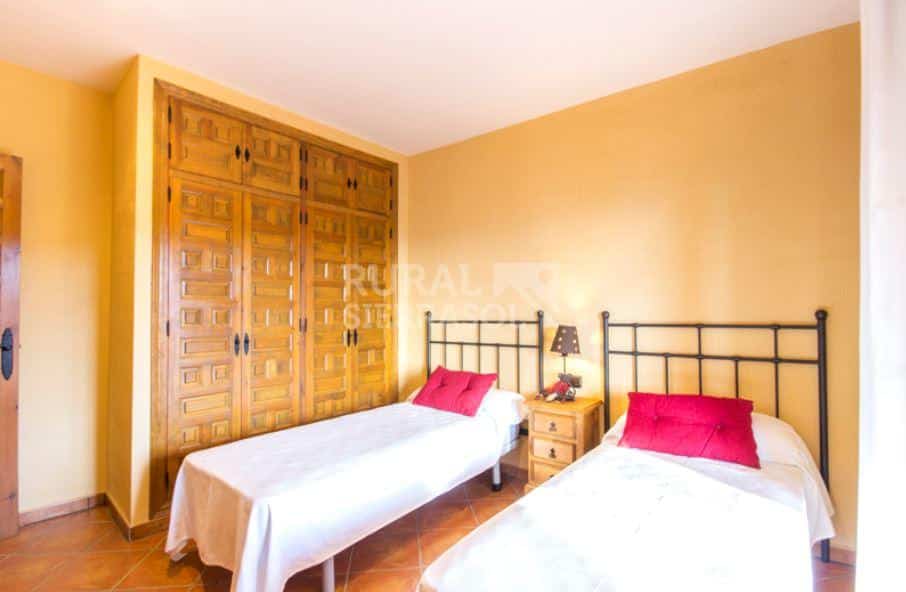 Dormitorio con dos camas individuales de Apartamento rural en Alcaucín (Málaga)-3675