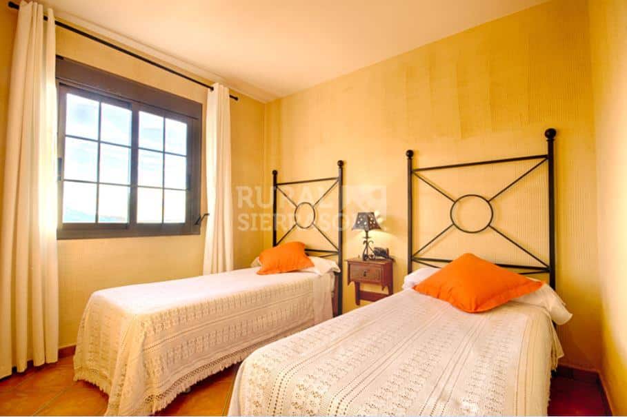 Dormitorio con dos camas individuales de Apartamento rural en Alcaucín (Málaga)-3676