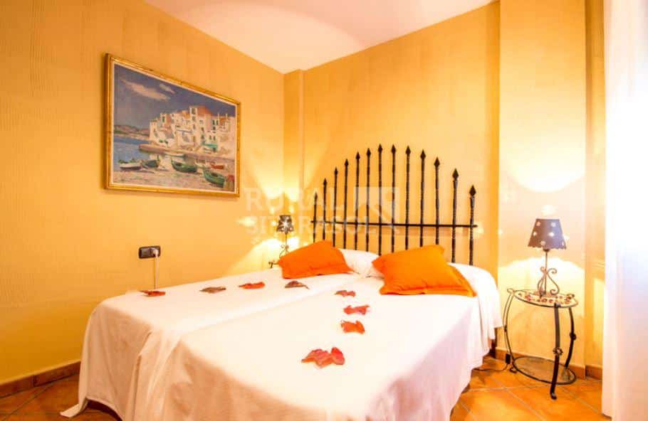Dormitorio con cama doble de Apartamento rural en Alcaucín (Málaga)-3676