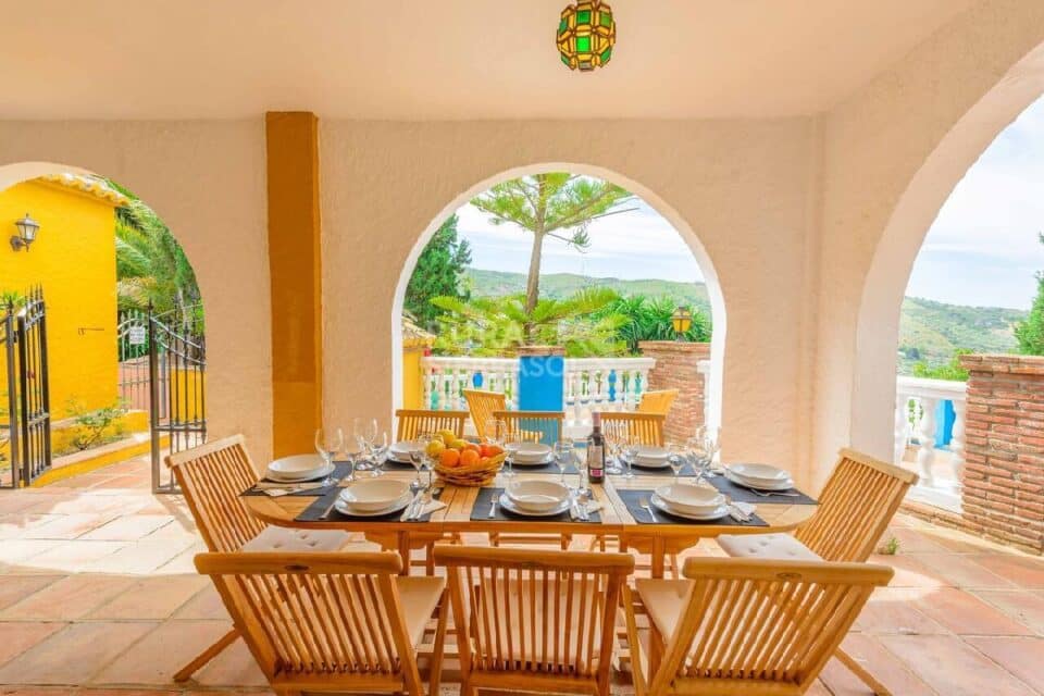 Mesa en porche de Casa rural en Alcaucín (Málaga)-3698