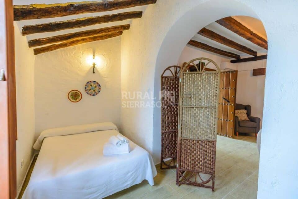 Dormitorio con cama doble de Casa rural en Alcaucín (Málaga)-3698