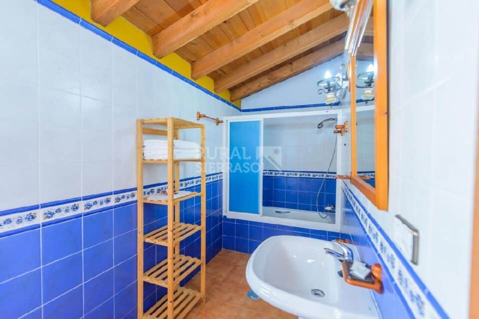 Baño con bañera de Casa rural en Alcaucín (Málaga)-3698