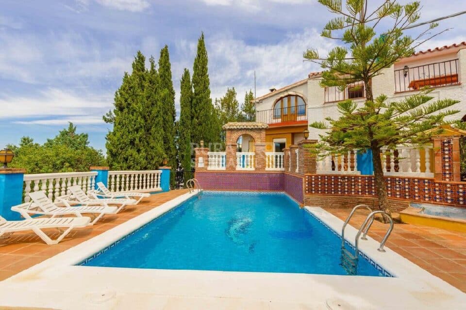 Piscina y fachada de Casa rural en Alcaucín (Málaga)-3698