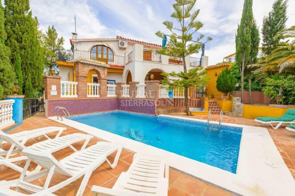 Piscina con hamacas de Casa rural en Alcaucín (Málaga)-3698