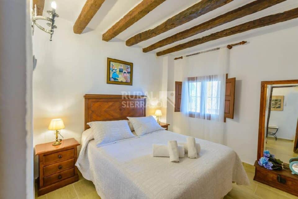 Dormitorio con cama doble de Casa rural en Alcaucín (Málaga)-3698