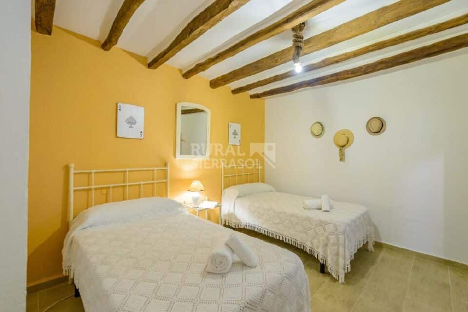 Dormitorio con dos camas individuales de Casa rural en Alcaucín (Málaga)-3698