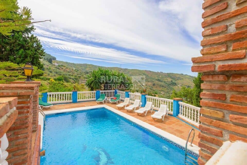 Piscina con vistas de Casa rural en Alcaucín (Málaga)-3698