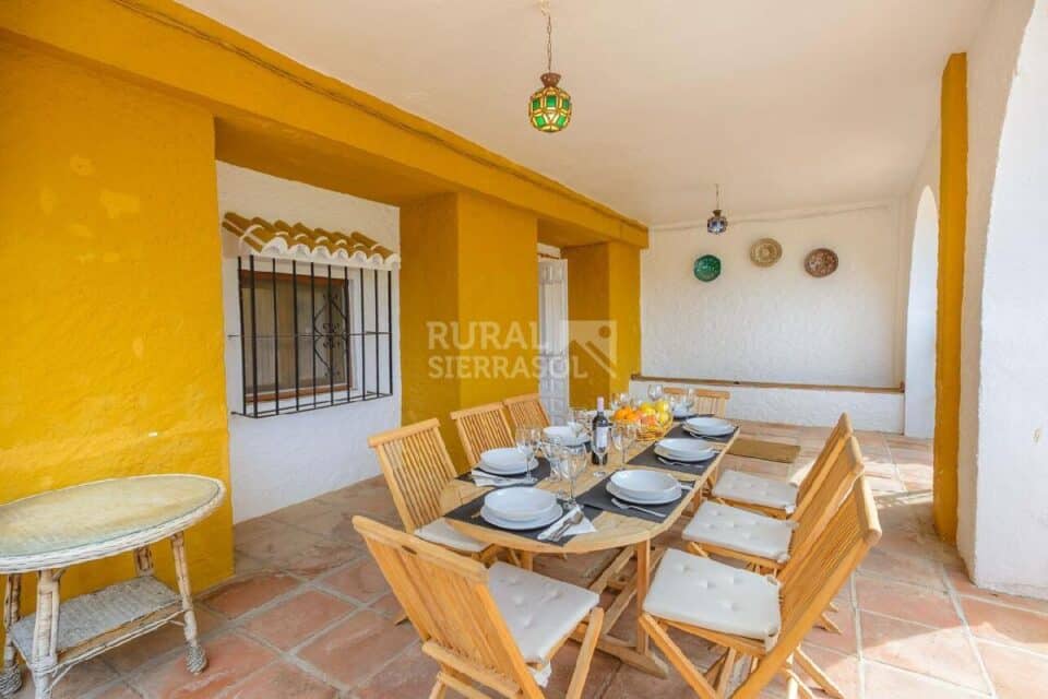 Mesa en porche de Casa rural en Alcaucín (Málaga)-3698
