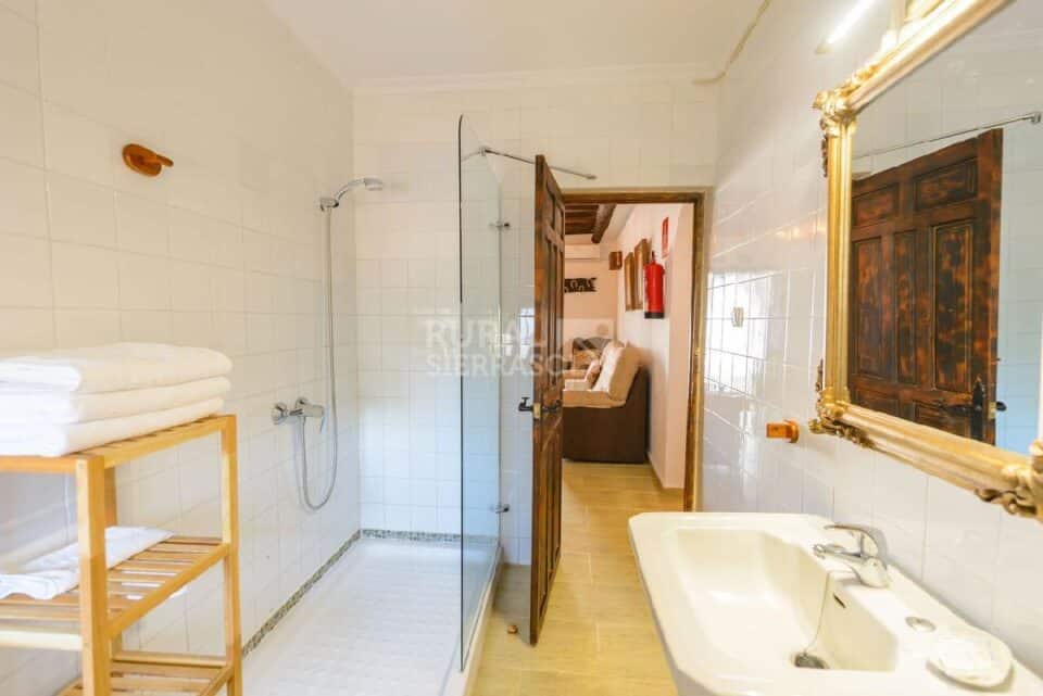 Baño con ducha de Casa rural en Alcaucín (Málaga)-3698