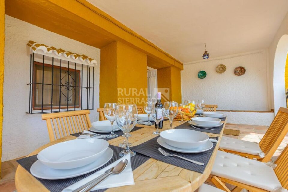 Mesa de porche de Casa rural en Alcaucín (Málaga)-3698