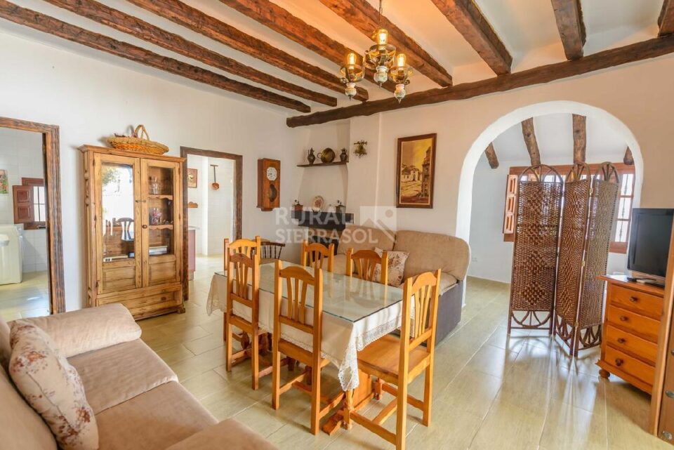Mesa y sofás en salón de Casa rural en Alcaucín (Málaga)-3698