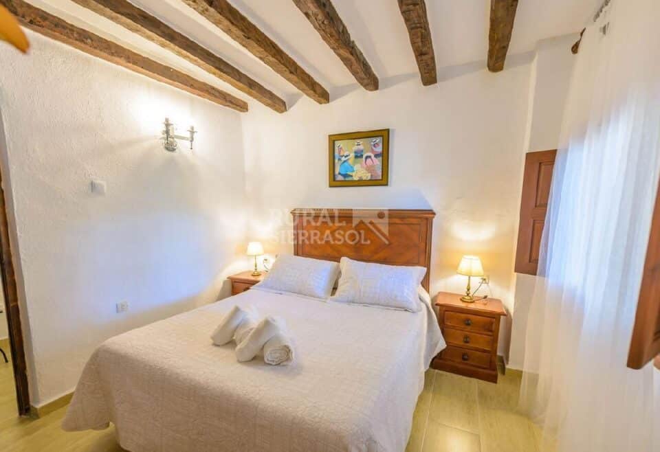 Dormitorio con cama doble en Casa rural en Alcaucín (Málaga)-3698