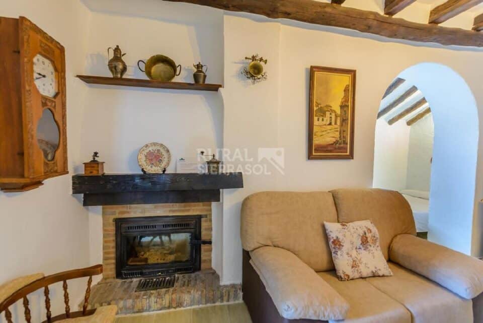 Chimenea y sofá de Casa rural en Alcaucín (Málaga)-3698