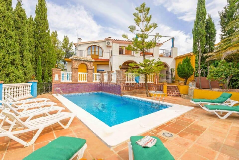 Piscina con tumbonas de Casa rural en Alcaucín (Málaga)-3698