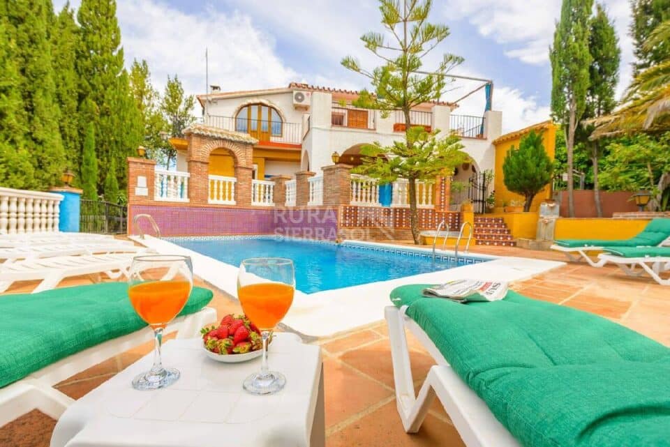 Mesa con aperitivo en piscina de Casa rural en Alcaucín (Málaga)-3698