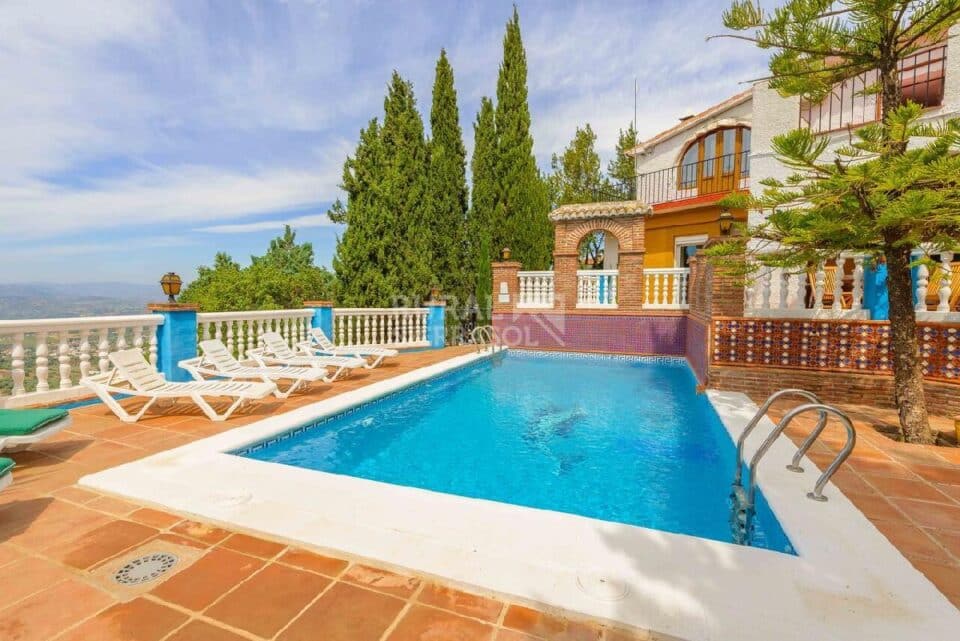 Piscina y fachada de Casa rural en Alcaucín (Málaga)-3698