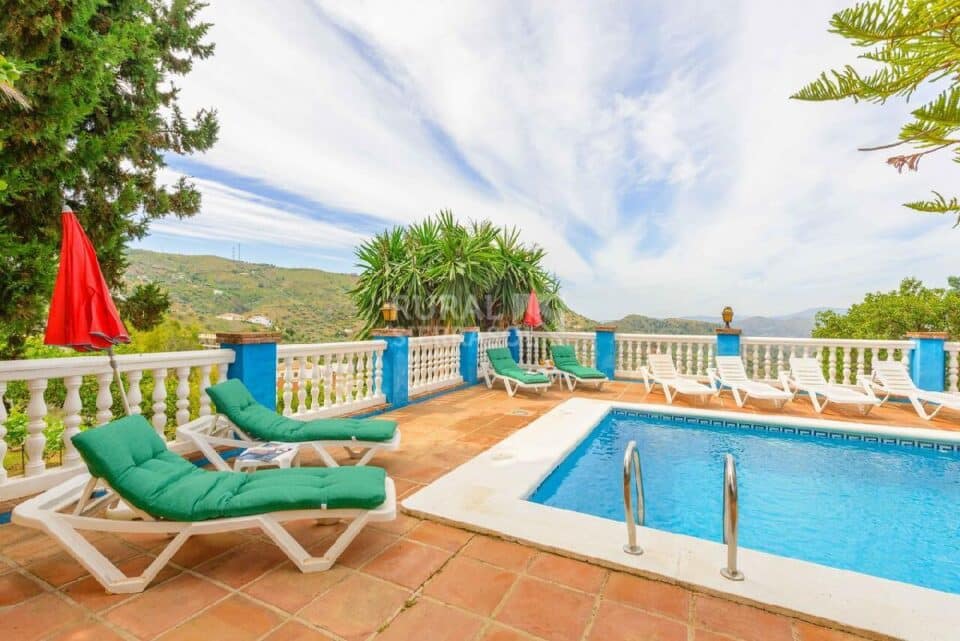 Piscina y tumbonas de Casa rural en Alcaucín (Málaga)-3698