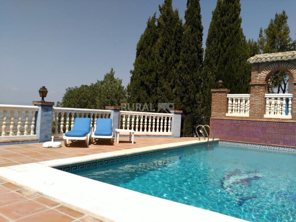 Piscina con hamacas de Casa rural en Alcaucín (Málaga)-3698