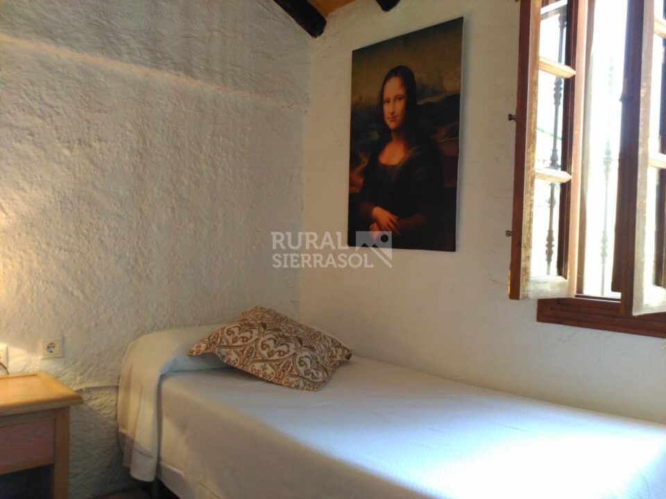 Cama en dormitorio de Casa rural en Alcaucín (Málaga)-3698