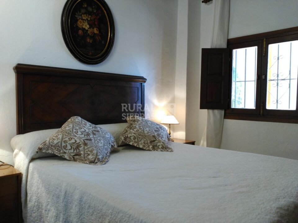 Dormitorio con cama doble de Casa rural en Alcaucín (Málaga)-3698