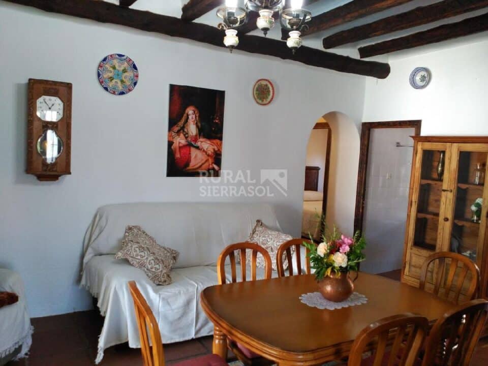 Mesa y sofá de salón de Casa rural en Alcaucín (Málaga)-3698
