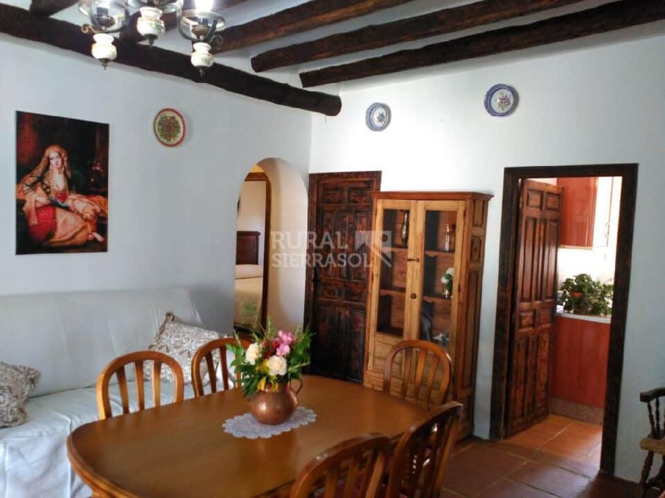 Mesa, sofá y vitrina de salón de Casa rural en Alcaucín (Málaga)-3698