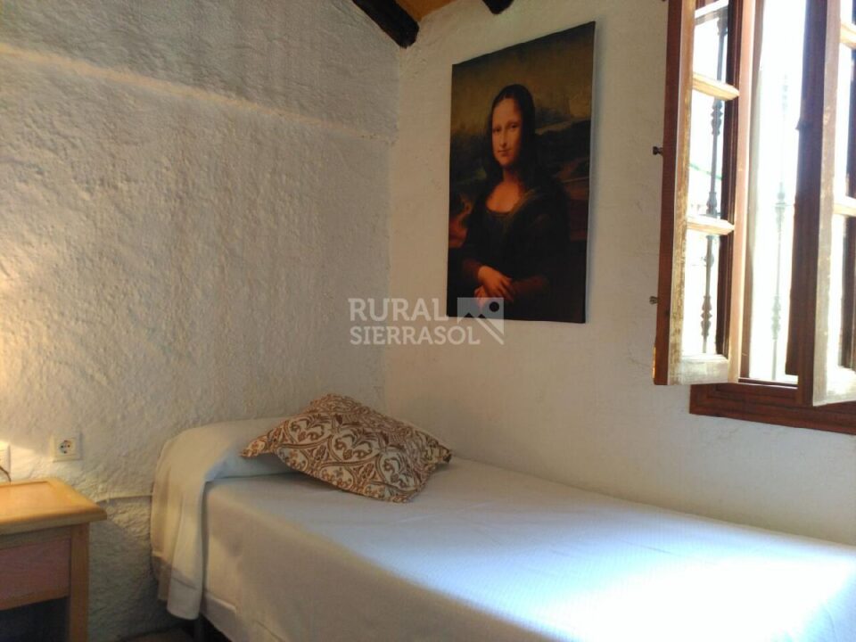 Cama en dormitorio de Casa rural en Alcaucín (Málaga)-3698