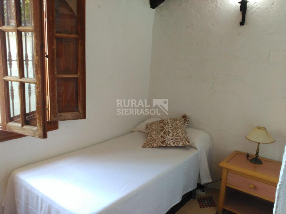 Cama en dormitorio de Casa rural en Alcaucín (Málaga)-3698